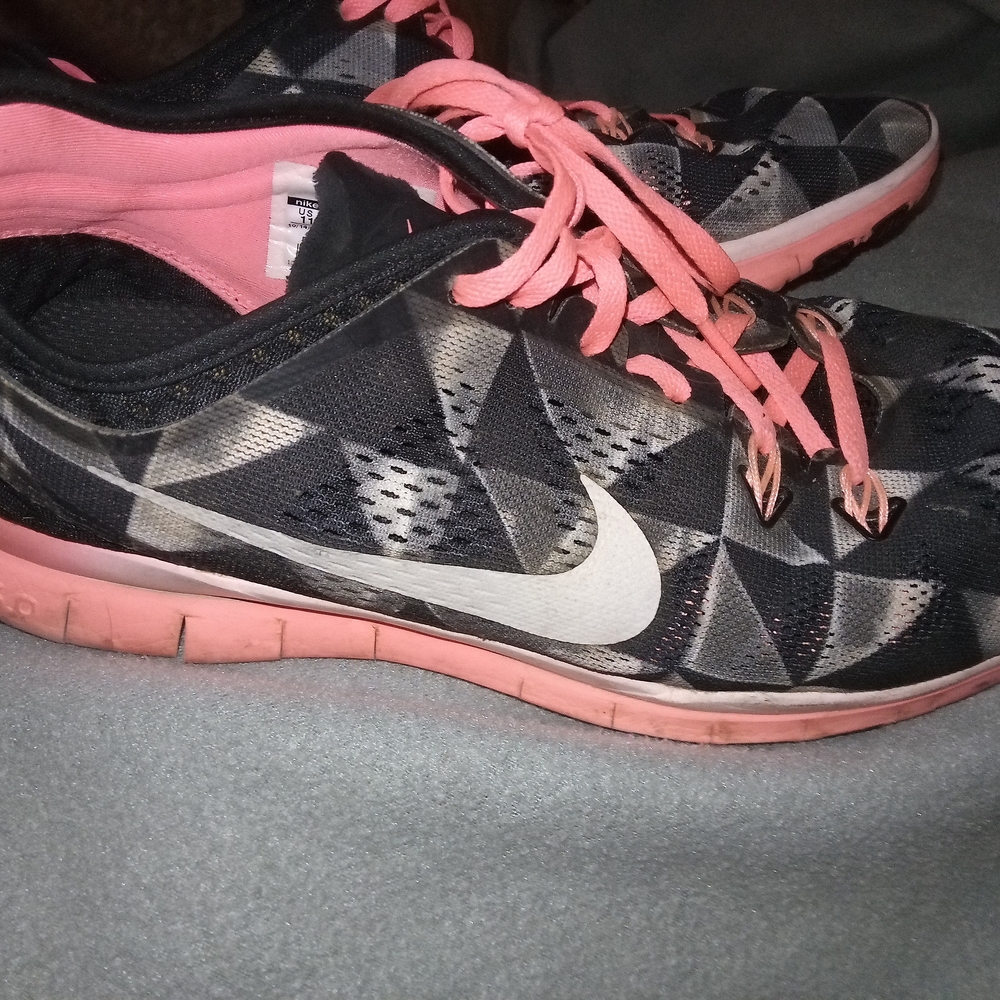 Nike Black and Pink Athletic Shoes with Dynamic Design